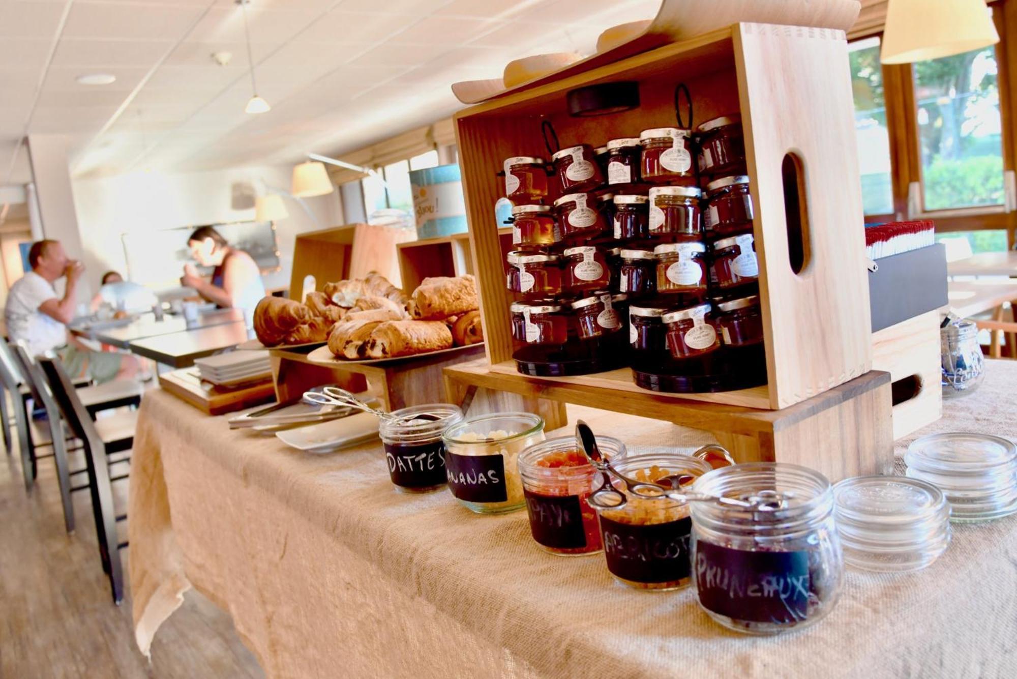 Kyriad Tours Sud - Chambray Les Tours Exterior foto