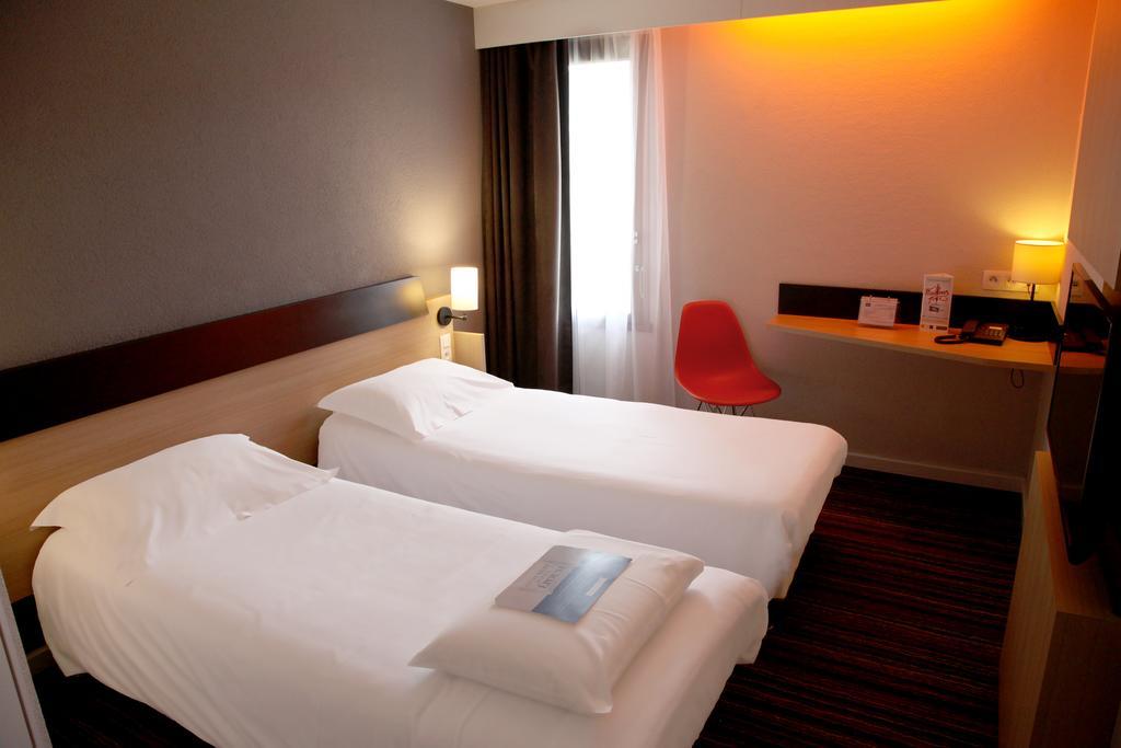 Kyriad Tours Sud - Chambray Les Tours Exterior foto