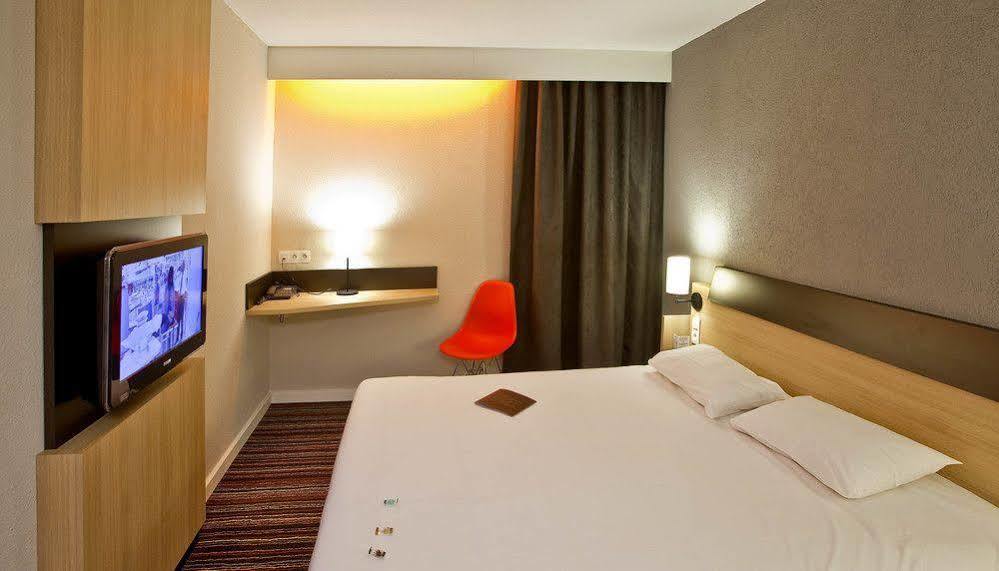 Kyriad Tours Sud - Chambray Les Tours Exterior foto